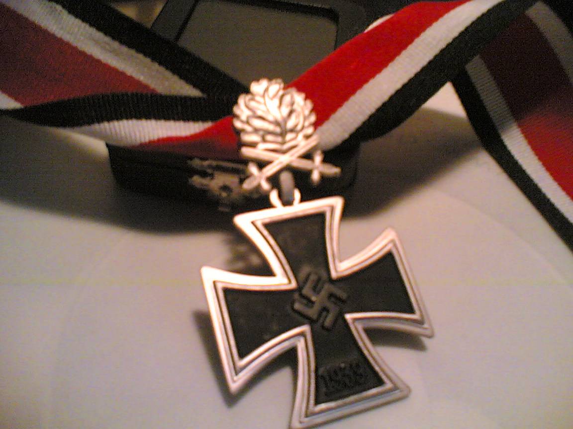 二战:为何德国铁十字勋章上用橡叶做装饰,而非银杏叶枫叶呢?