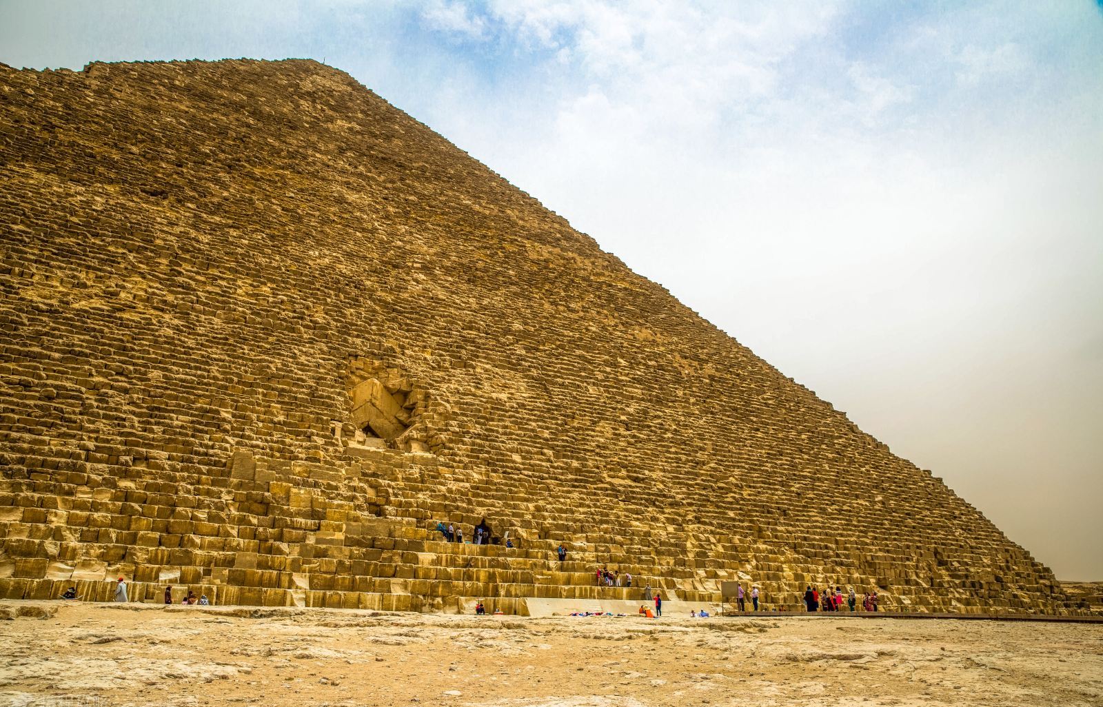 胡夫金字塔作为古埃及第四王朝的法老胡夫的陵墓,是世界上最大,最高的