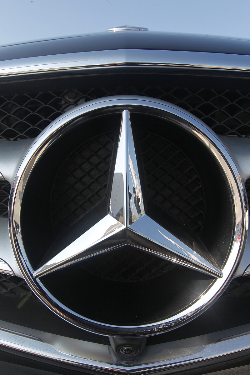 奔驰车标设计由来: 奔驰车标是汽车界著名的标志之一,由一个三叉星