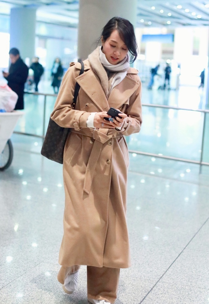 朱丹现身机场,驼色过膝大衣搭阔腿裤,170cm身高气质很出众!