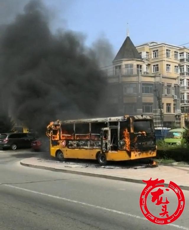 松北区利民大道 校车起火被烧成空壳