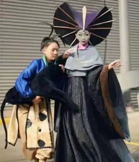 漫展惊现申公豹和石矶娘娘,申公豹手上这一物成焦点,也太可爱了
