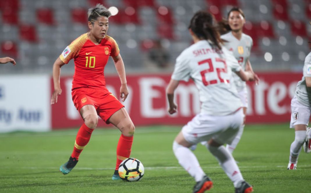 作为中国女足球场上的霹雳火 李影在场上一直以来都是敢闯敢拼