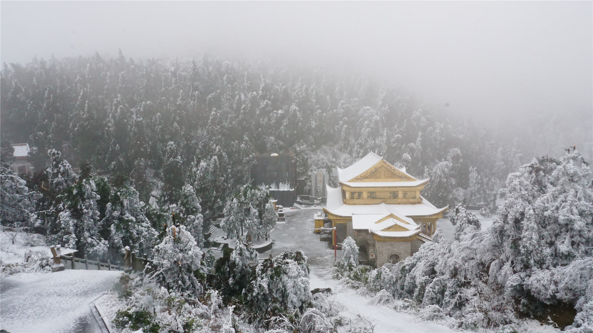 实拍南岳衡山雾凇美景,赏雪的游客络绎不绝