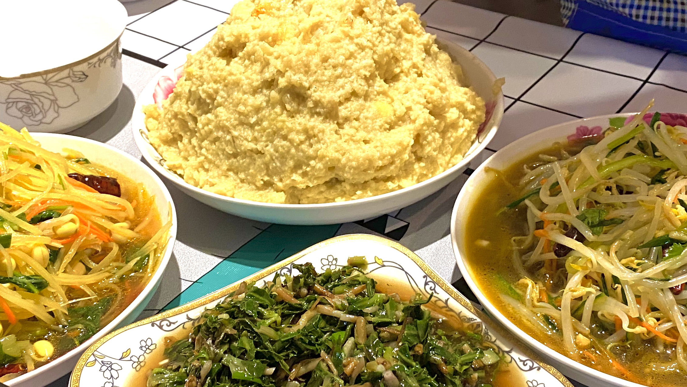 山西大同美食“稠粥”,配上苦菜,调绿豆芽,山药丝,吃香了