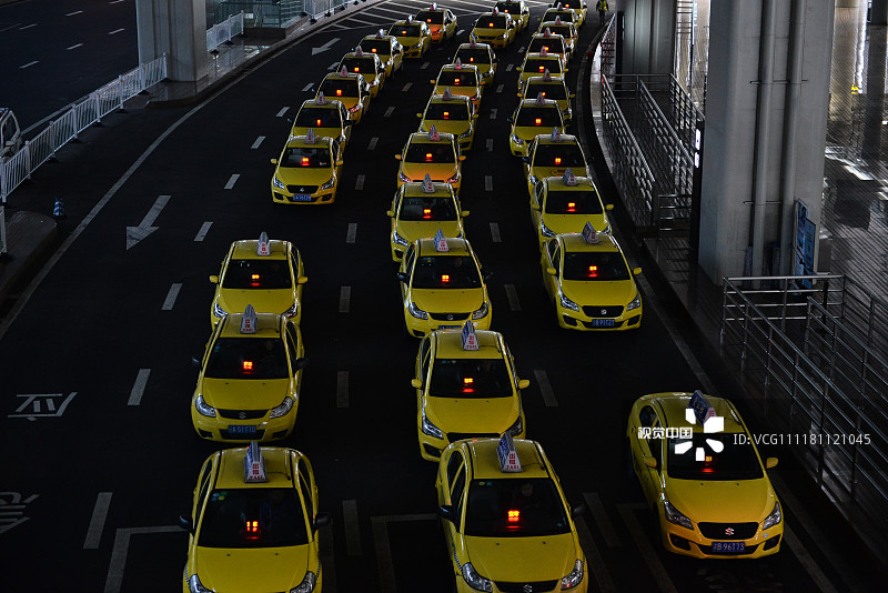 重庆出租车在机场排长龙等客 场面壮观