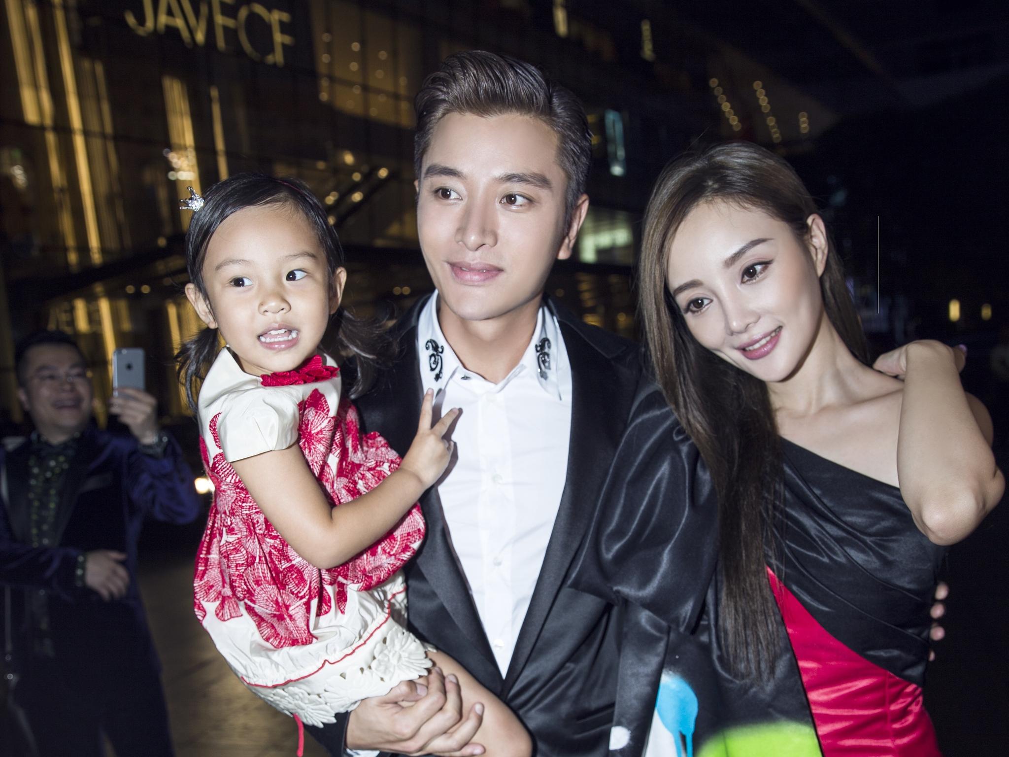 贾乃亮晒甜馨期末表演跳伞舞,台下观看表演并为女儿加油