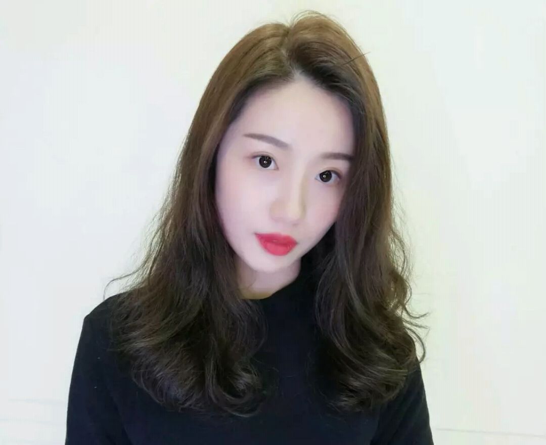 大波浪发型加上外翻的刘海,女神气质十足.