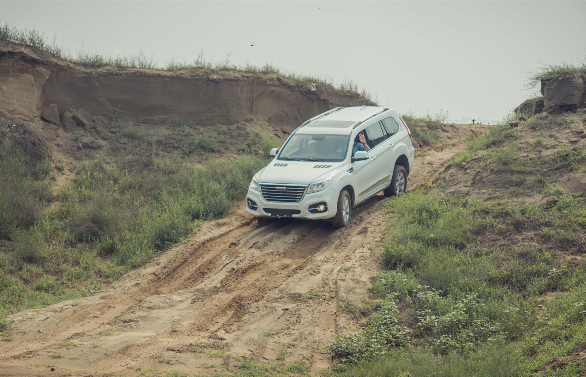 自动挡汽车下坡时,能踩刹车吗?这样下坡比较安全,后悔才知道!