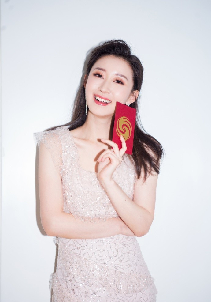 黄橙子性格淡雅,气质清纯脱俗,播报风格清新沉稳.