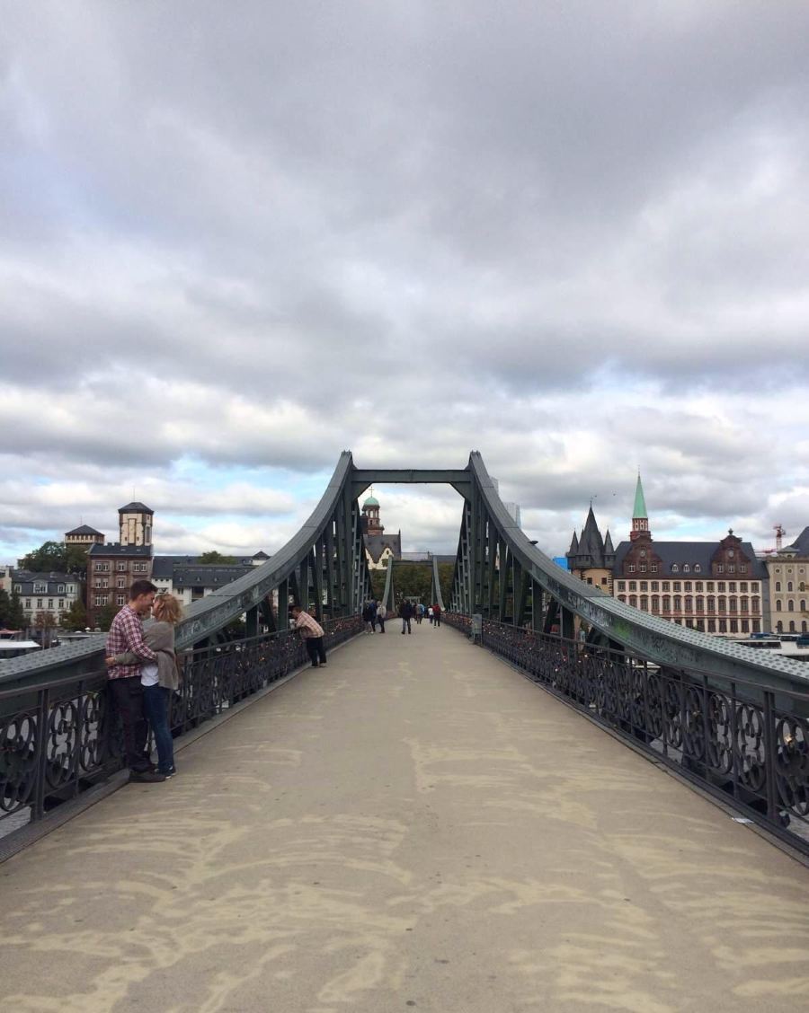 法兰克福铁桥是欧洲第一座吊桥,也是一座步行桥,桥上有很多情人锁,从