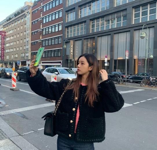 李惠利也太前卫,粉嫩衬衫长到脚踝,这么大号的衬衫少数人撑得起