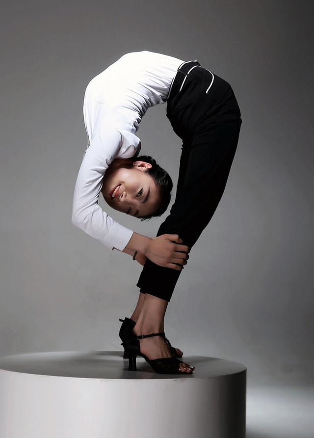 极限柔韧的性感 中国第一柔术美女刘藤演绎高难极致体位