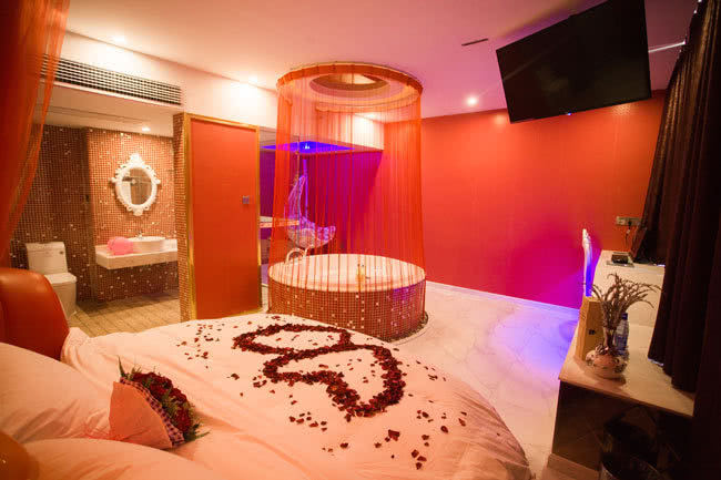 酒店情侣房为何总摆着一个长凳,这个秘密很少人知道!