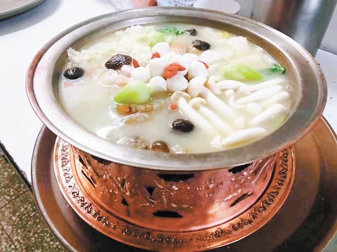 曲园酒楼:菊花入菜颜值高 菊花火锅好吃有秘诀