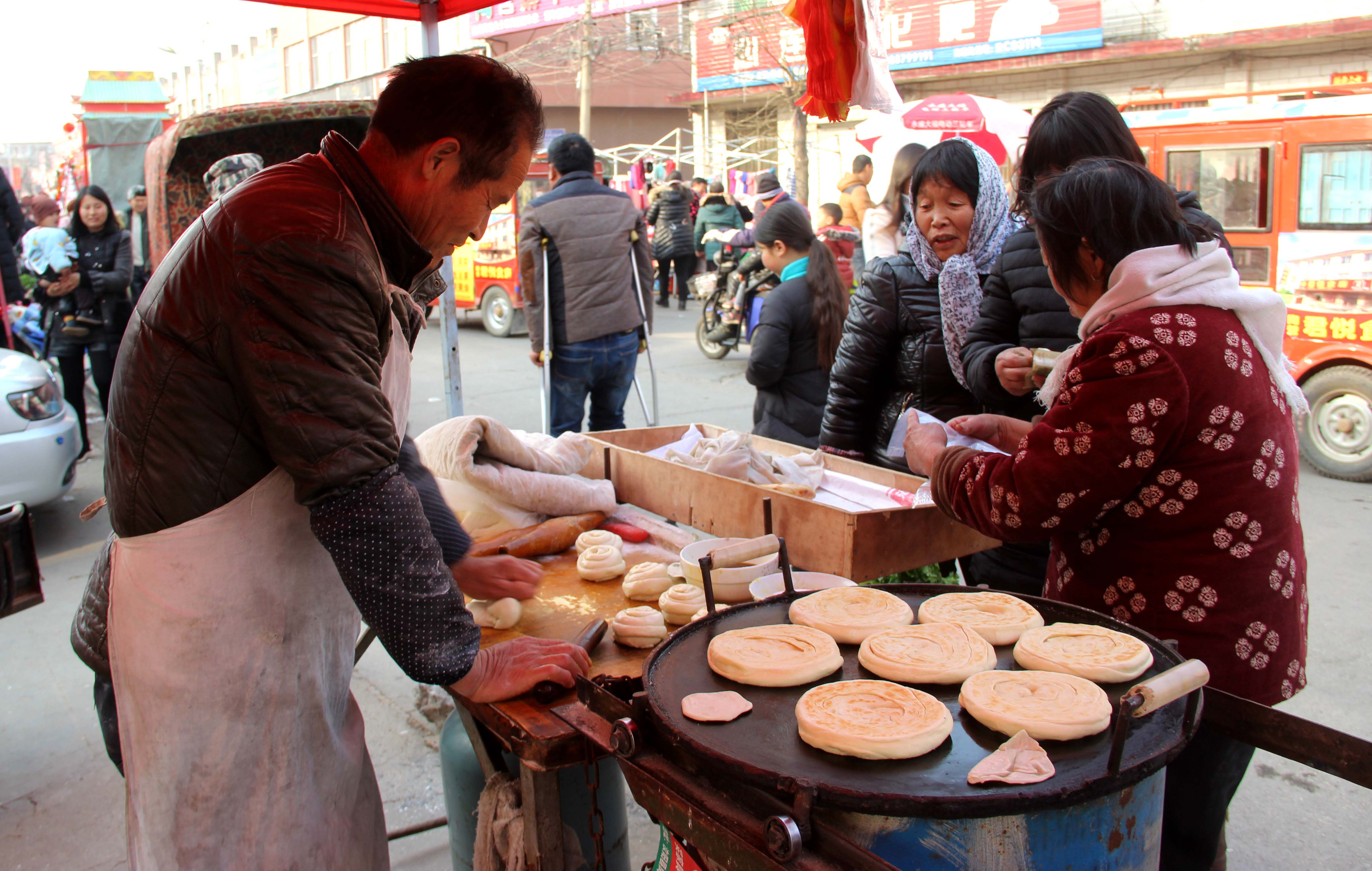 山村老汉赶会打烧饼三十年 赚的钱给儿子开了俩饭店