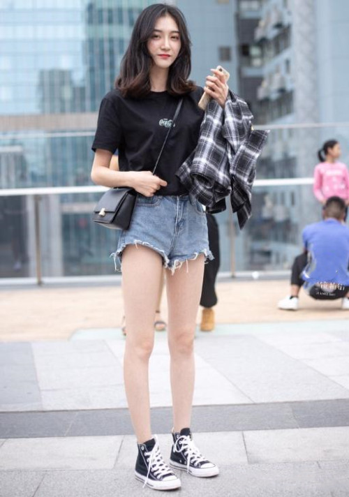 气质女神,穿一件简单黑色短袖搭配牛仔短裤,依旧性感