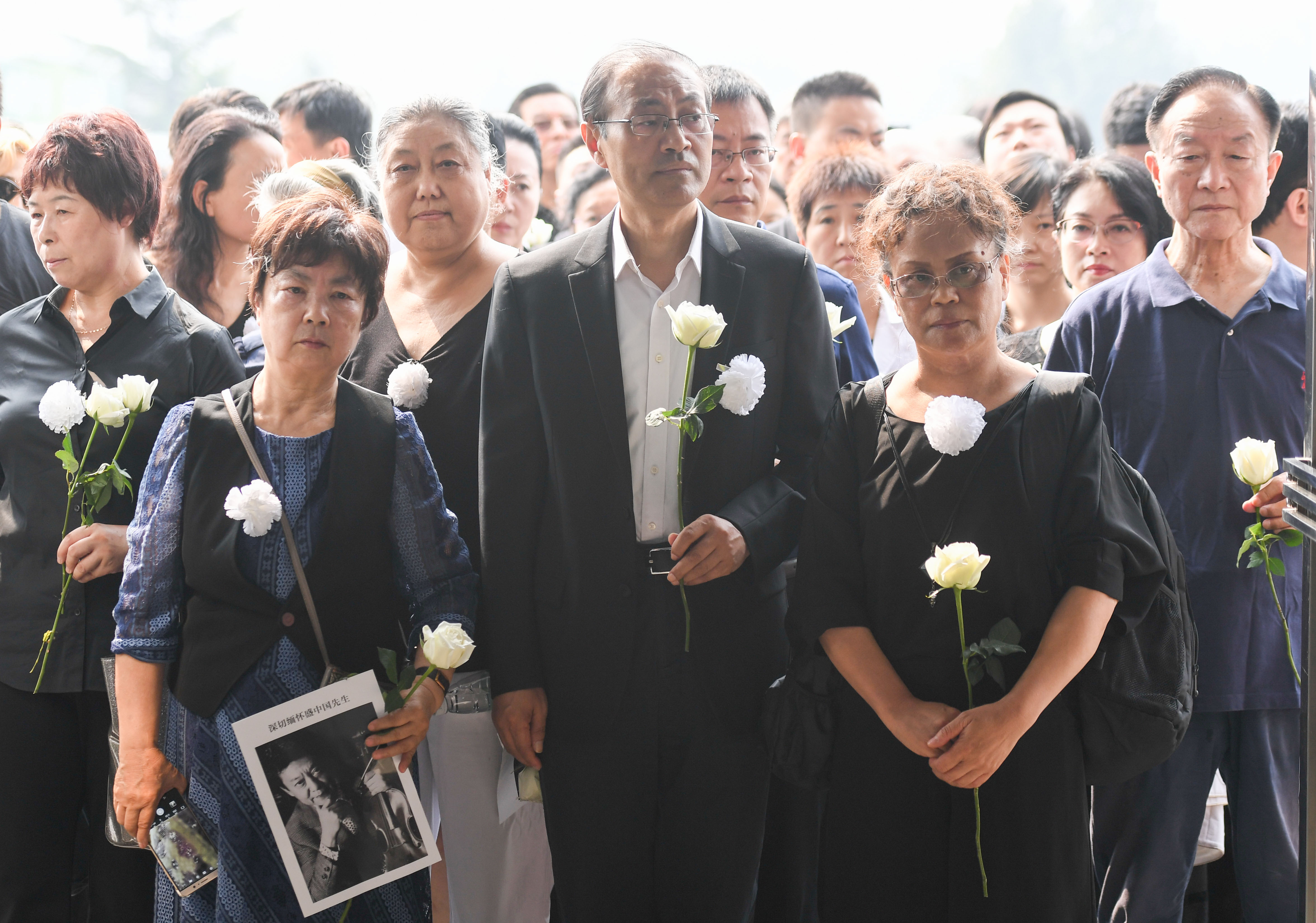 著名小提琴演奏家盛中国遗体告别仪式在京举行(2)