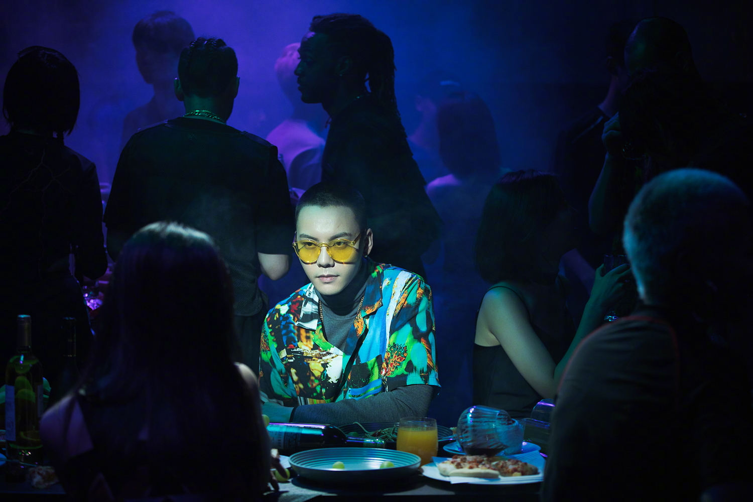 陈伟霆寸头写真曝光,叠穿花衬衫时尚满分,黄色墨镜打造复古潮流