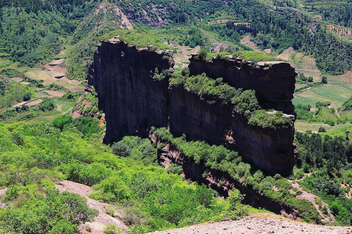 夹墙山位于承德市郊红石砬沟桥东4公里.