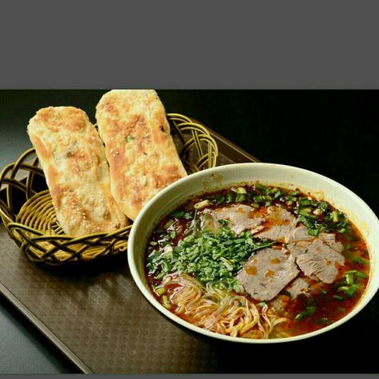 插花牛肉汤,是安徽阜阳著名的汉族小吃,插花高家牛肉汤起源于清朝道光