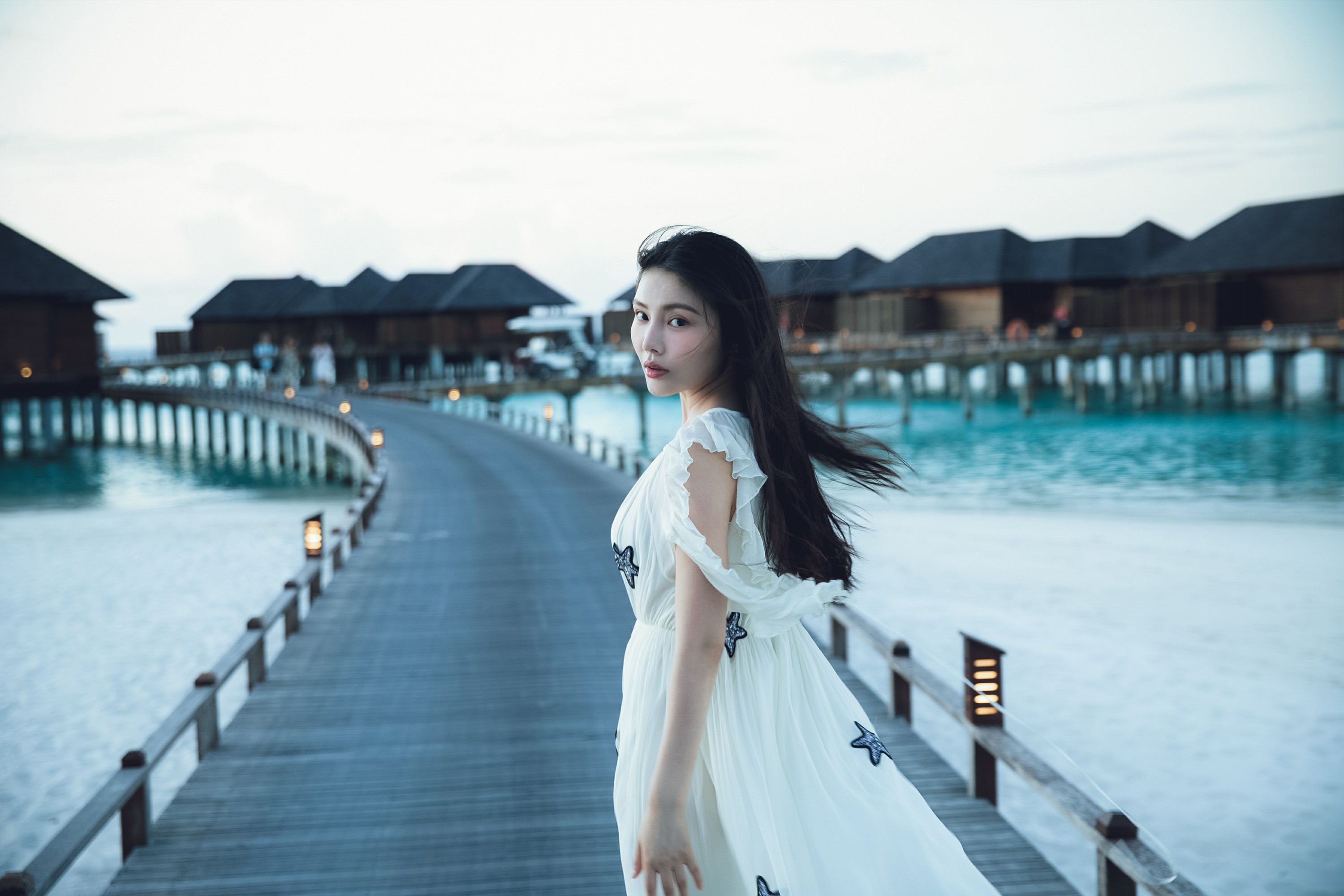 徐冬冬白裙写真:长发飘飘裙摆飞扬 温柔笑容让人保护欲升起