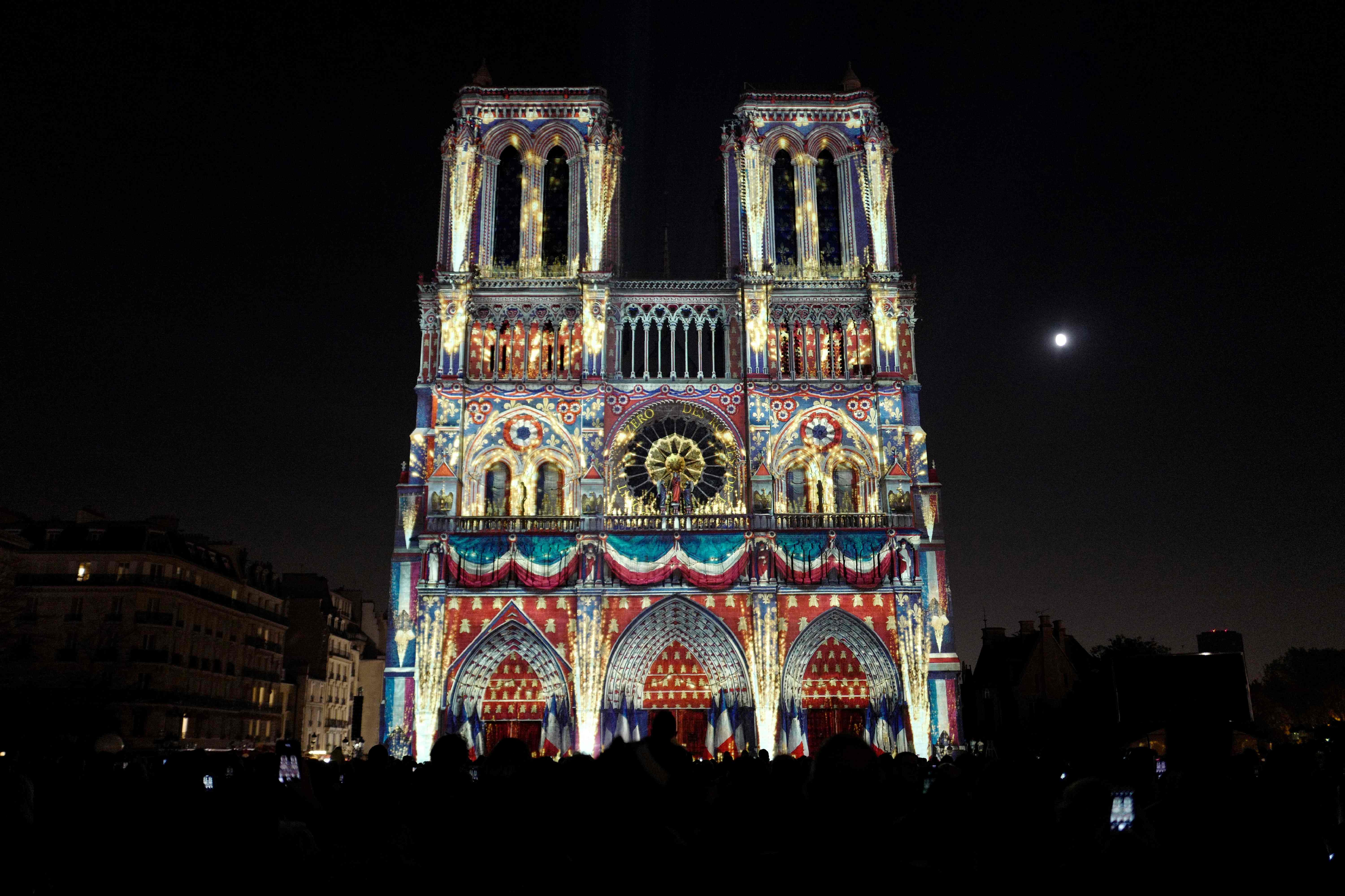 巴黎圣母院举办灯光秀(2)