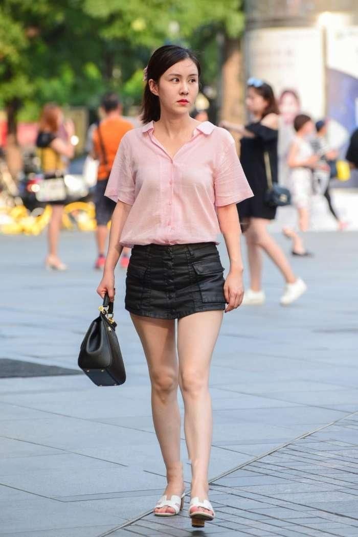 美女穿紧身短裙,展现曼妙身姿,一双长腿引人注目 转载自百家号作者