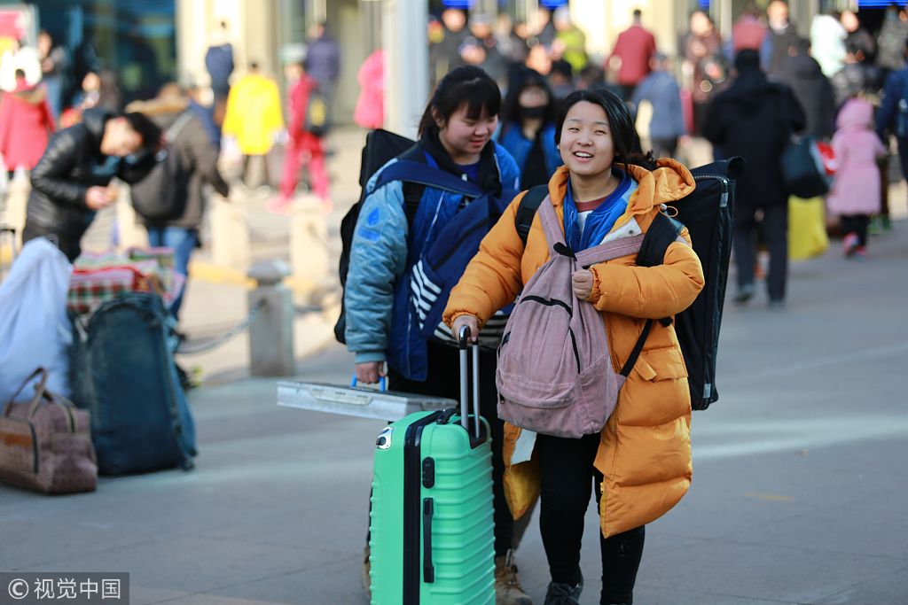 艺考大幕即将拉开 考生寒风中拎包子赶火车