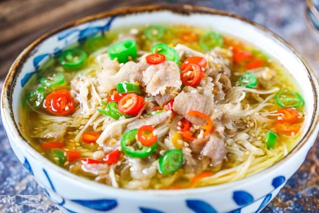 很多人喜欢酸汤肥牛,看这配方,8种食材制成,好吃还不长肉!