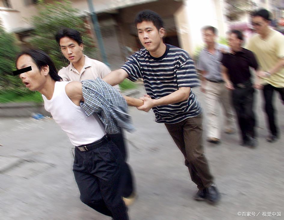 一名小偷在随州小东关累趴下了