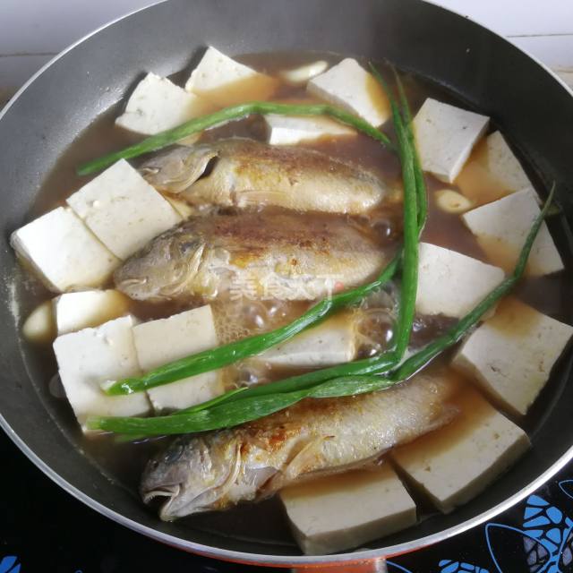 小黄鱼炖豆腐,肉质鲜嫩,豆腐软烂入味,家里老人孩子都爱吃