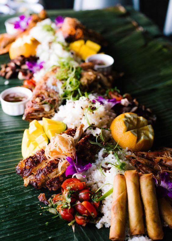 它是菲律宾著名的国菜烤猪,把烤肉切开的那一刻,我彻底惊呆了!