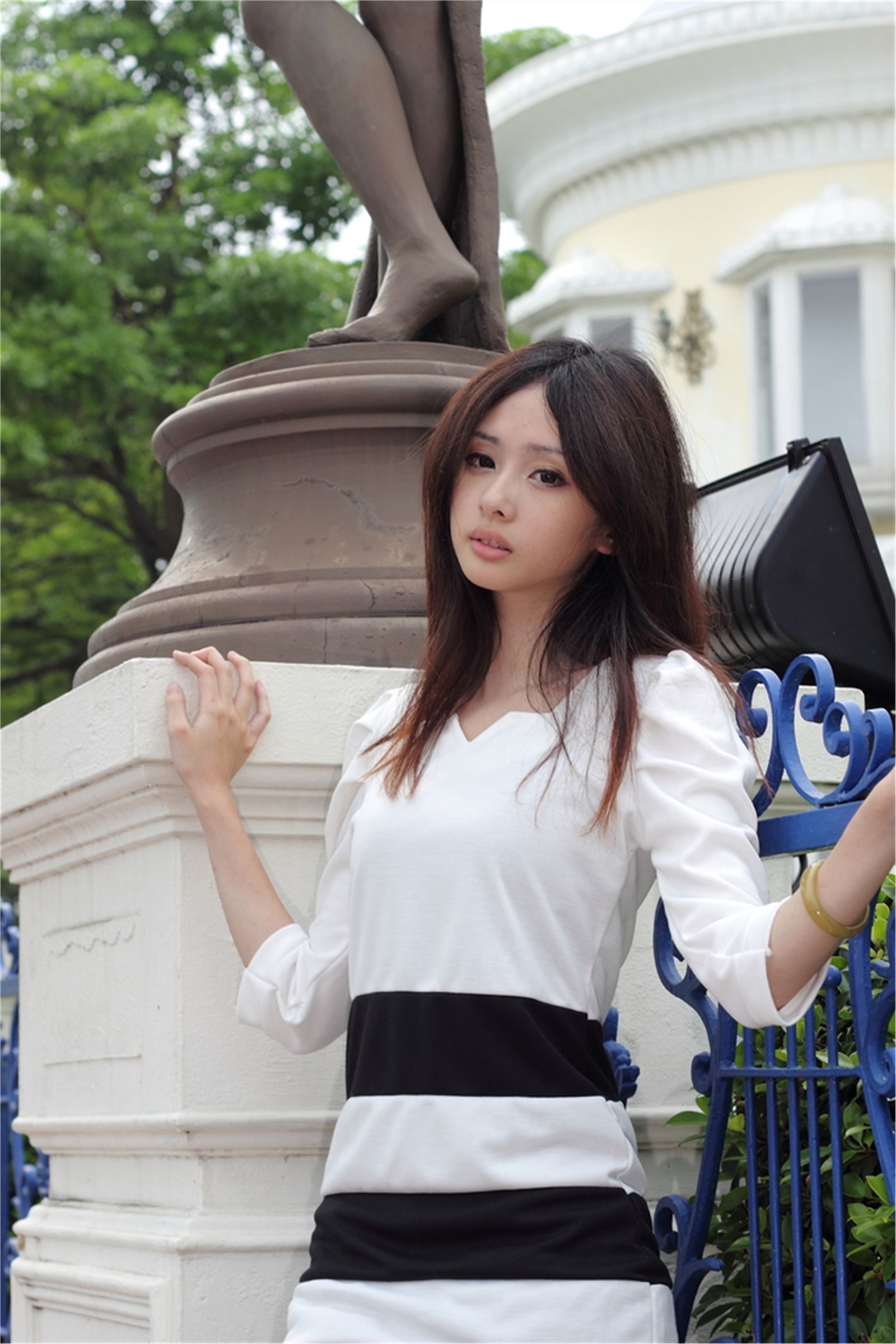 小巧玲珑的女孩精致的面容