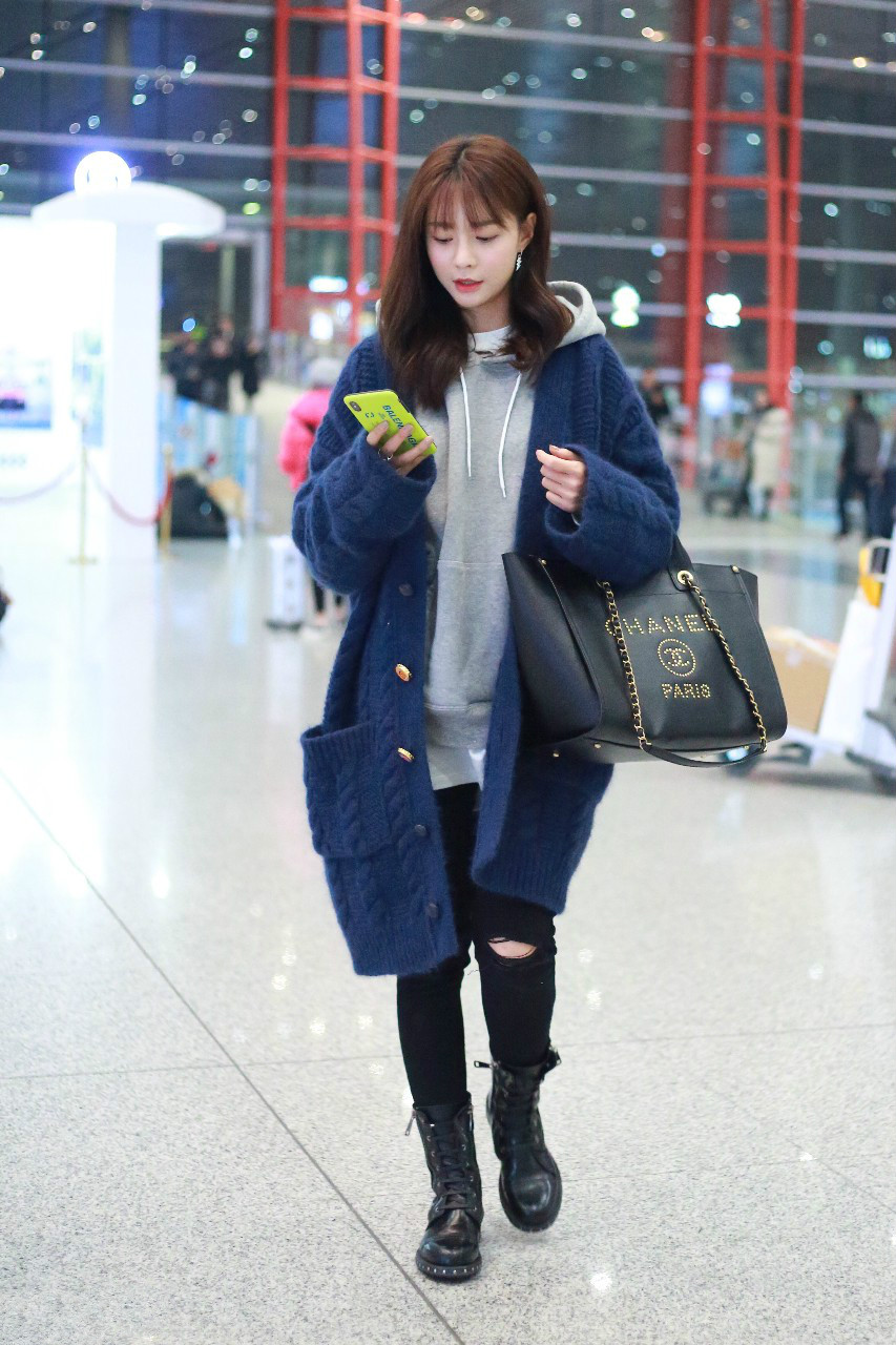 沈梦辰穿蓝色针织毛衣内搭灰色卫衣现身机场,皮肤白皙笑容灿烂