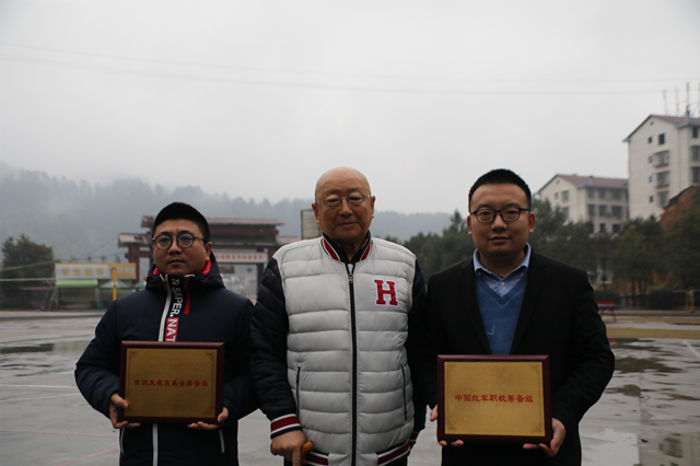 贺炳炎将军之子贺雷生考察绥宁县职业中专