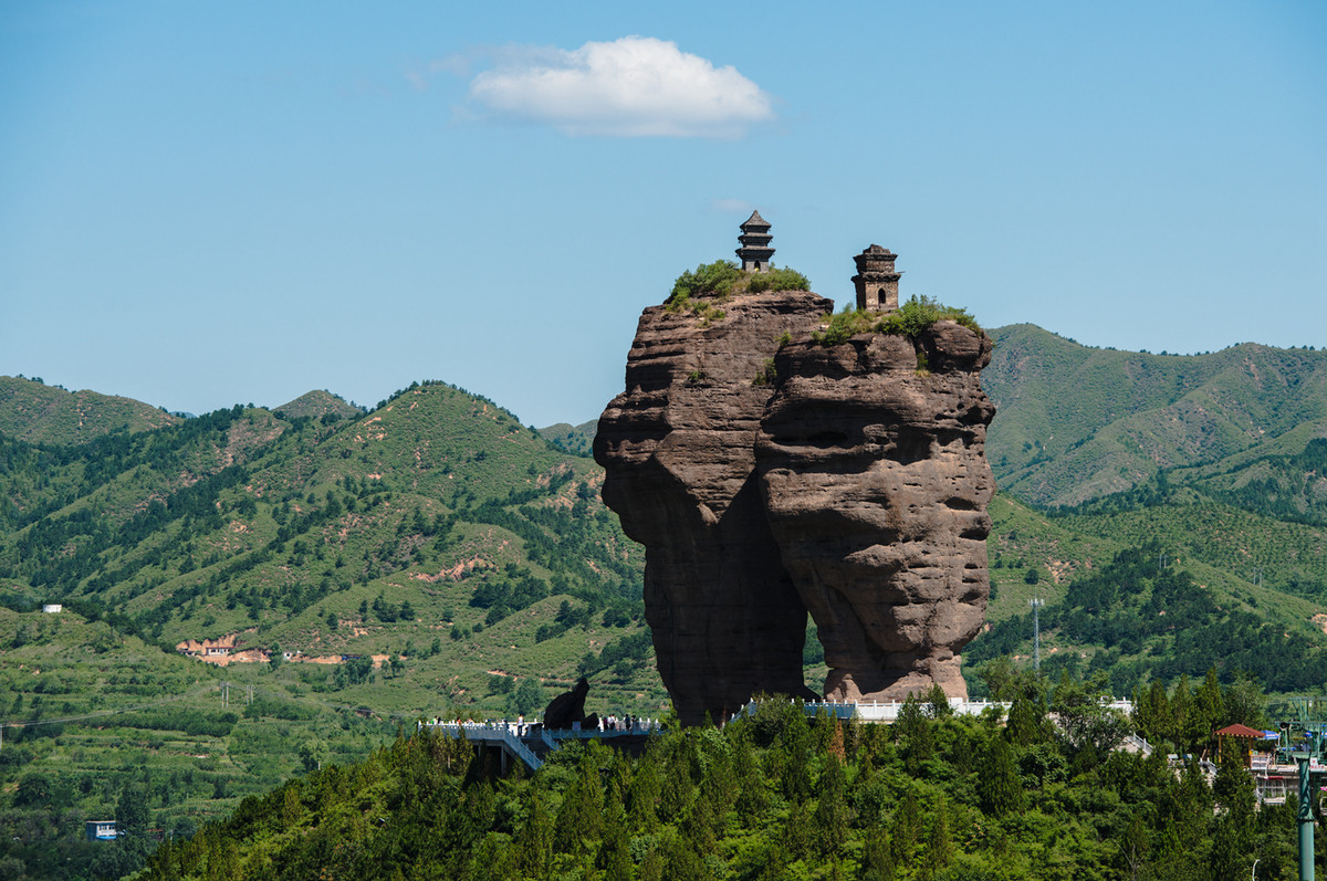 我国最神奇的三座寺庙,一座被压在石头下400年,一座没人能进去