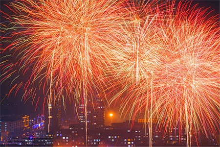 夜空万紫千红,烟花绚丽多彩