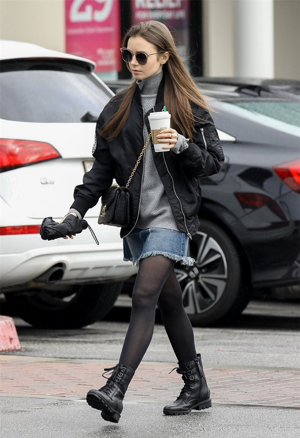 内搭的是一件灰色高领毛衣,同样是很宽松,这身穿搭