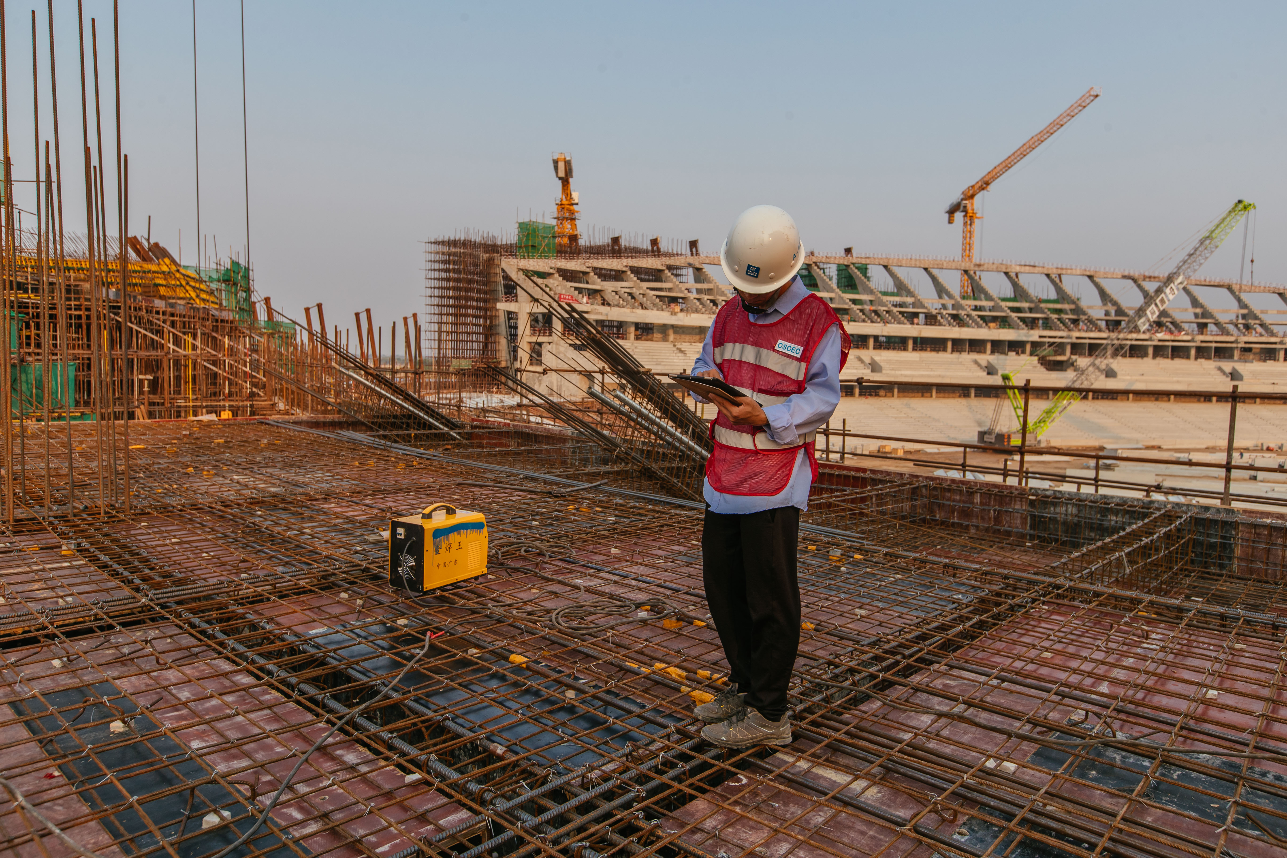 在柬埔寨金边,王向阳在中国援建的柬埔寨国家体育场建设工地上巡检