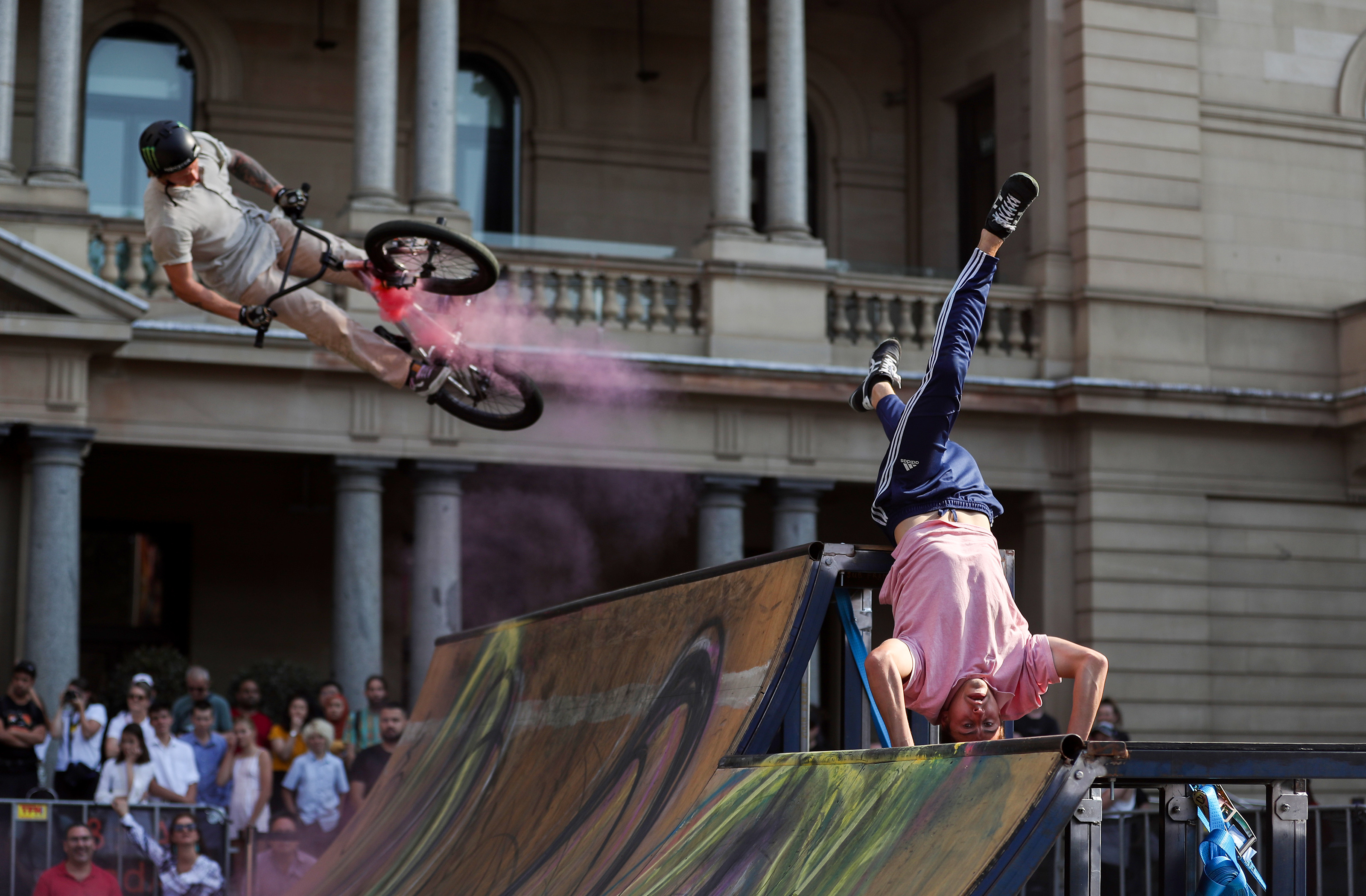 极限运动表演献艺悉尼街头