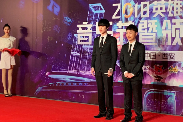 lol颁奖之夜走红毯环节:iboy和兮夜穿西装的模样,让网友笑出声