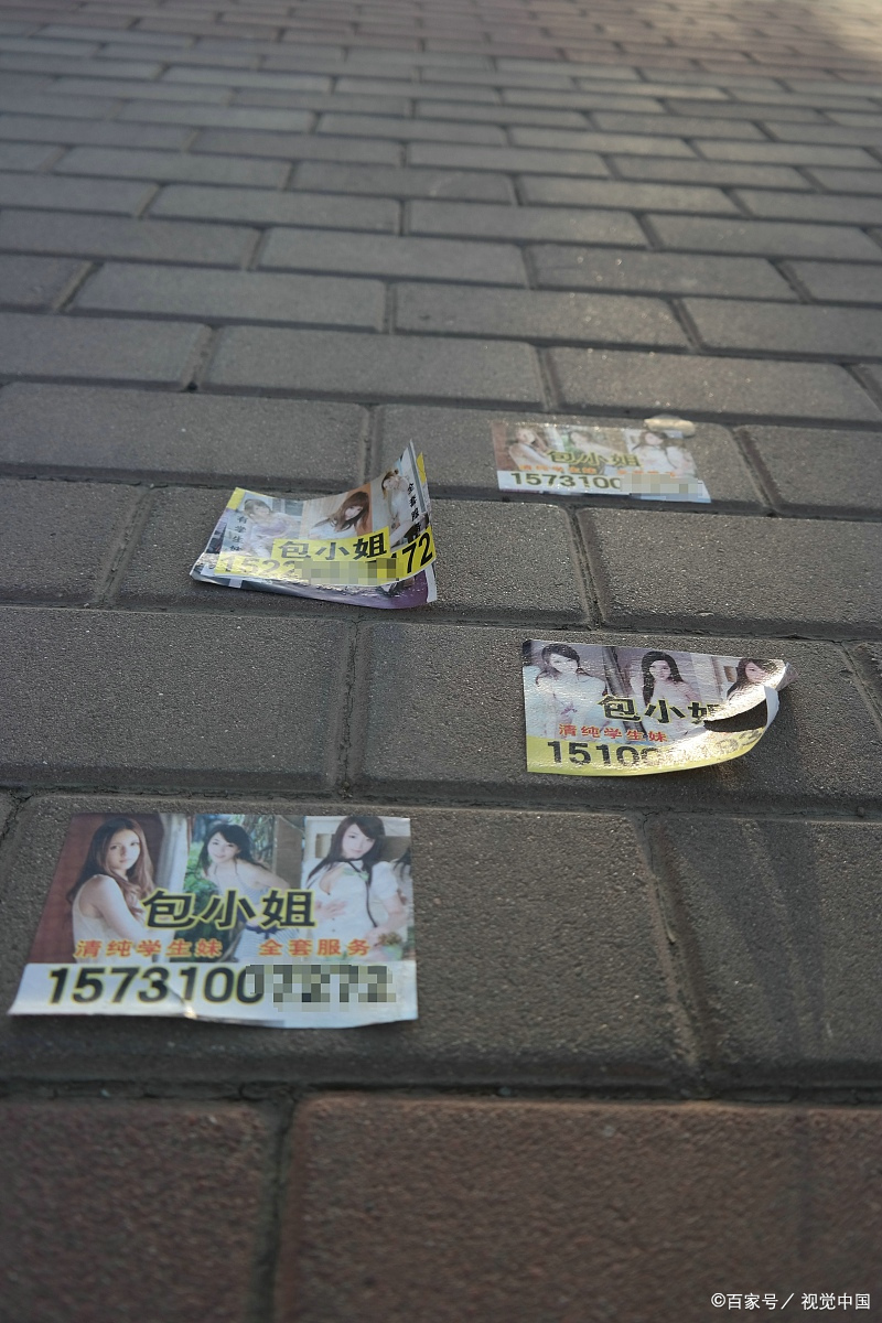 重庆一男子在解放碑扔涉黄小卡片被逮住了