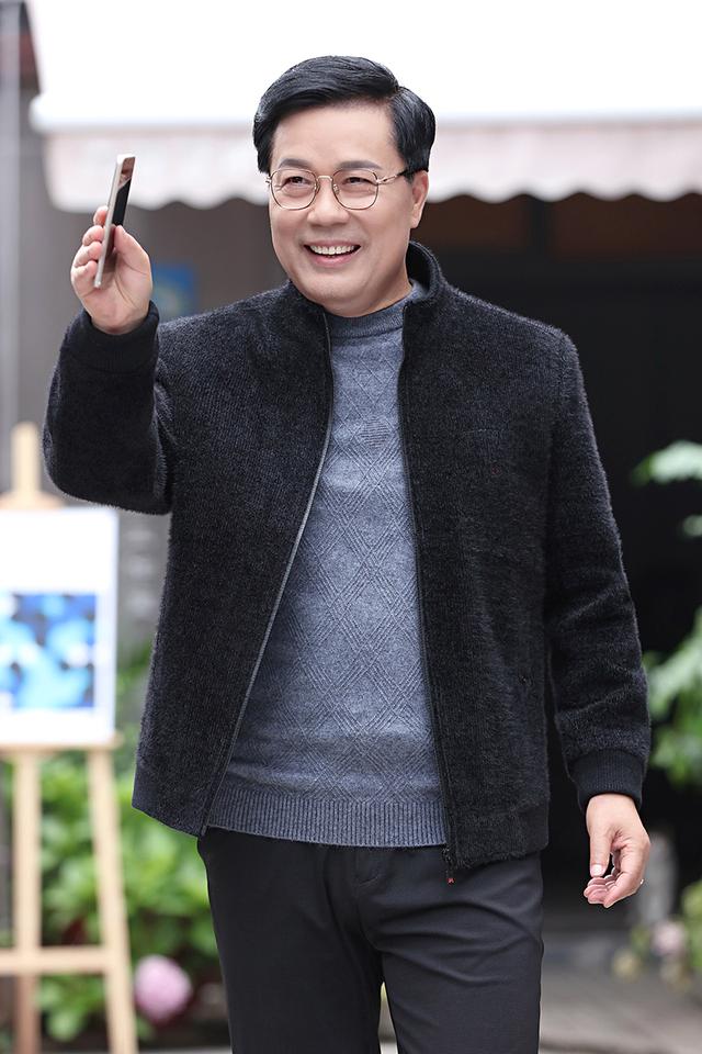 中老年男士西装穿腻了,不妨试试这种穿搭,"新夹克"给您争面子