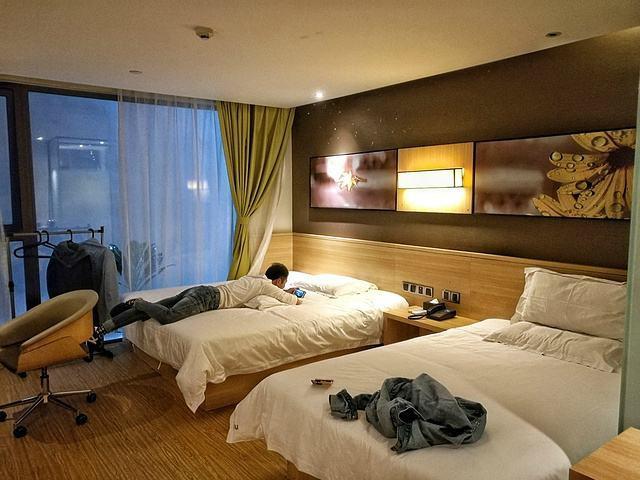 半夜到站的人,为何宁愿去"洗浴中心"而不去酒店?原因很现实!