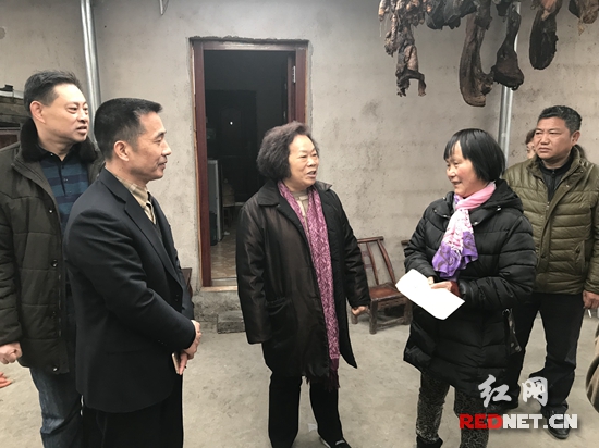 声声叮嘱暖人心石玉珍来到张家界走访慰问