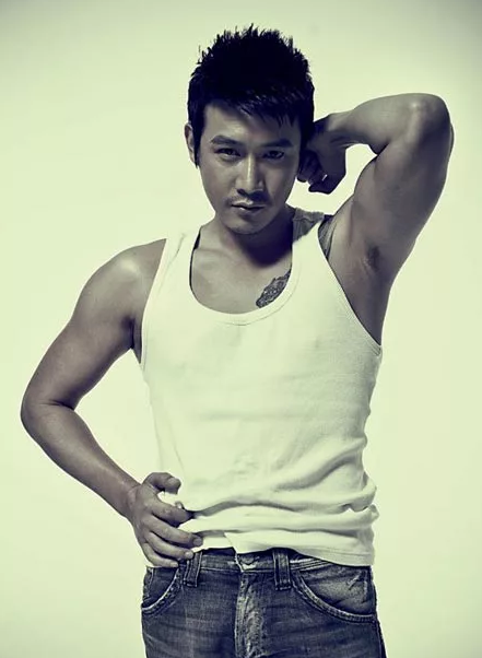 陆毅身材到底有多好,看完这些照片,网友:不愧是硬汉