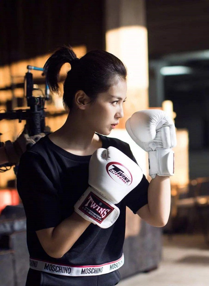 女明星的拳击照:比男生还man,最喜欢迪丽热巴的服装造型!