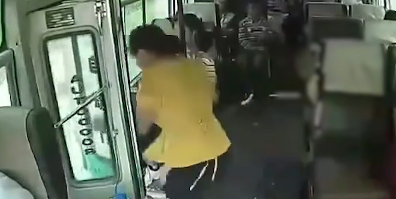 客车行驶中门未关闭女子跳车身亡 司机是否该担责