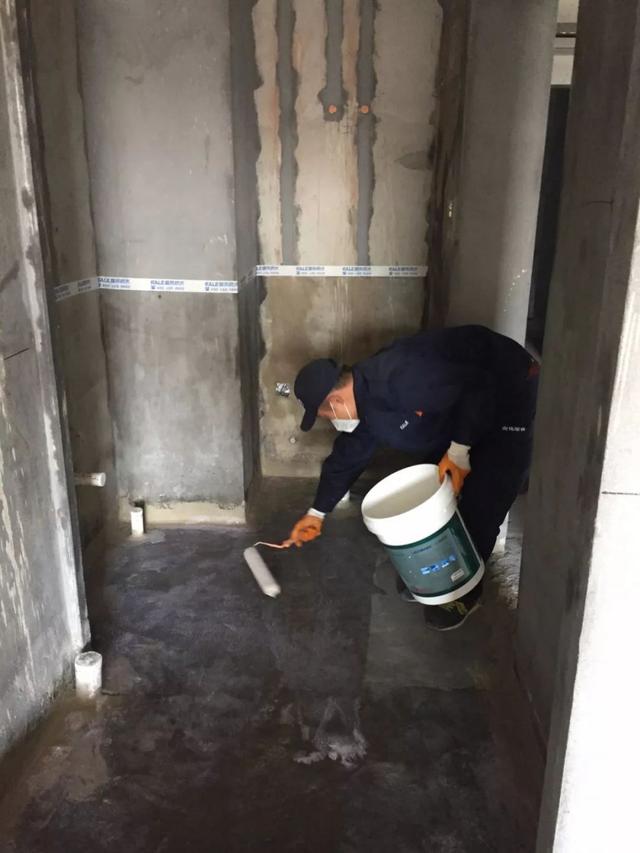 工人在做防水